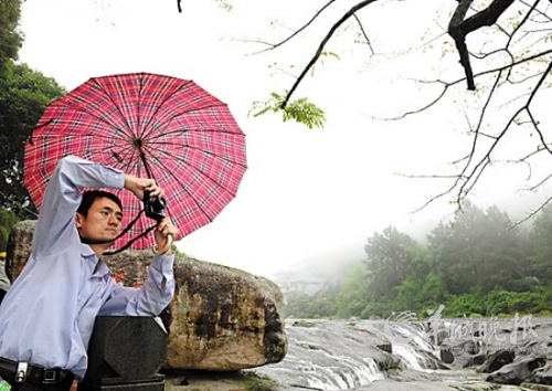 九鯉湖景區(qū)大霧籠罩,霧中美景若隱若現(xiàn),宛如人間仙境。