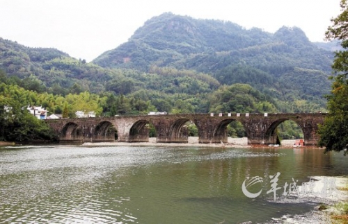 齊云山登封橋是登山的隘口,始建于明代,造型古樸典雅,蔚為壯觀。