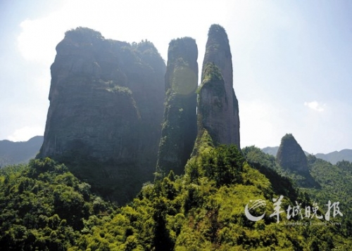 江郎山以“三爿石”著稱,三爿高約319米的巨石凌空而起。
