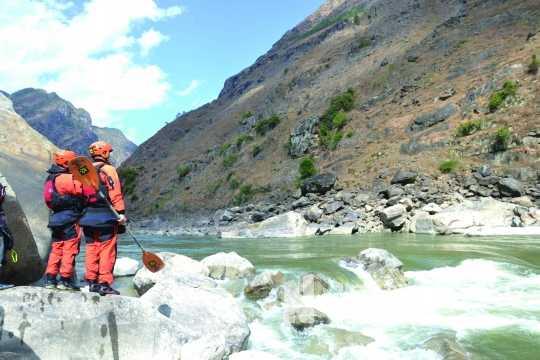 在白浪滔天的怒江 讓我們蕩起雙槳 在白浪滔天的怒江 讓我們蕩起雙槳