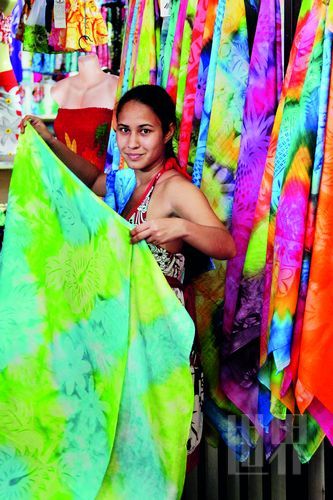 　　Pareo,這一幅幅有著漂亮圖案、色彩繽紛的布,是大溪地人最美的衣