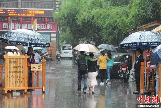 圖為“五一”小長假首日門票檢查仍偏松。楊華峰 攝