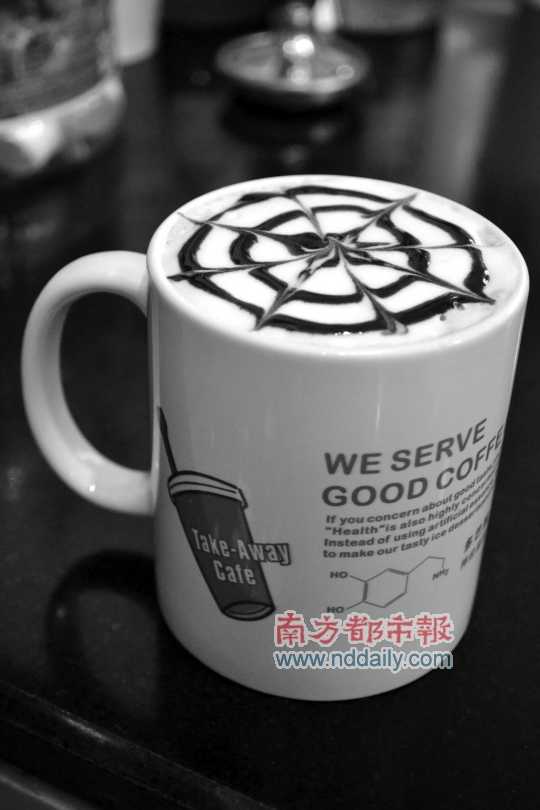 多巴胺行動咖啡店的摩卡,入口醇滑。