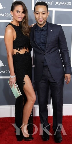 約翰·傳奇和女友Chrissy Teigen，Chrissy身穿Joy Cioci