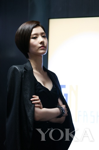 申映畫是極具事業(yè)心的富家小姐，造型簡(jiǎn)約干練，面料質(zhì)地上乘