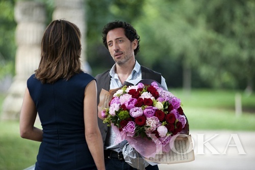 背影的完美同樣重要，衣服上的橫紋說明太緊繃、手肘處的橫紋說明肌質(zhì)老化。