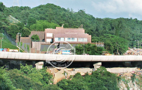 據(jù)悉，“皇宮”有3層高、分前后兩座大宅。前座兩層是邢家的游樂場，地下一層分別設有室外及室內泳池，