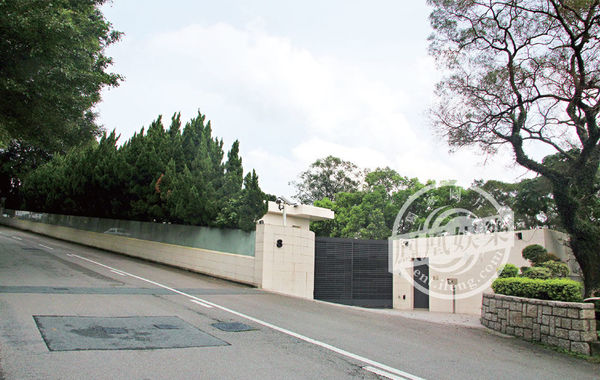 豪宅大門口。