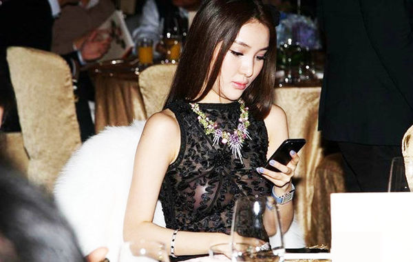 2013年11月30日，郭美美出席保利珠寶拍賣活動(dòng)，現(xiàn)場(chǎng)郭美美一席透視的上衣性感現(xiàn)身，胸前乳貼顯露無(wú)