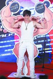 為個(gè)唱秀肌肉