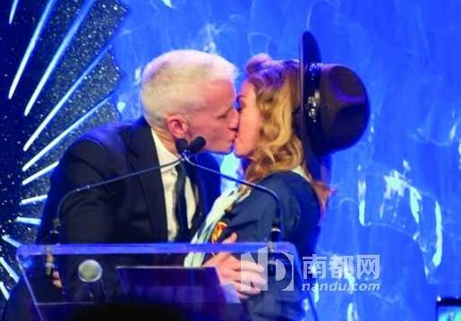 16日，麥當(dāng)娜在紐約舉行的第24屆同志媒體獎頒獎禮上，頒獎給美國CNN主播安德森-庫珀，獲對方獻(xiàn)吻
