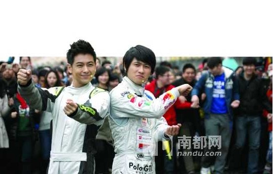 17日，林志穎、韓寒一同亮相慶祝上海F1中國大獎賽10周年，兩名高人氣車手相遇，引得不少網(wǎng)友留言，有網(wǎng)友笑言：“這是最帥的兩個車手?！? width=