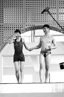 蔡卓妍進(jìn)行《中國星跳躍》的訓(xùn)練，她在教練田亮的陪伴下走上跳臺，但仍嚇得不敢往下看。 實習(xí)生 翟超 攝