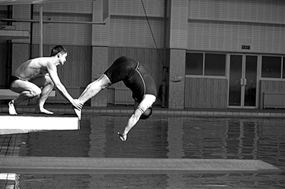 田亮正在給陳光標(biāo)把關(guān)、塑形。