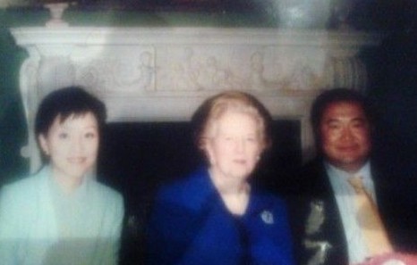 楊瀾丈夫公布與撒切爾夫人合影。