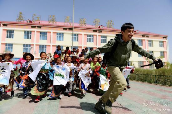 胡歌與長(zhǎng)江源民族學(xué)校同學(xué)共度六一