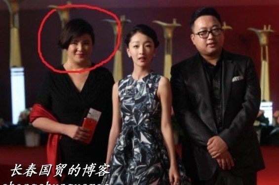 周冬雨與于正（右）和“干媽”（左）。