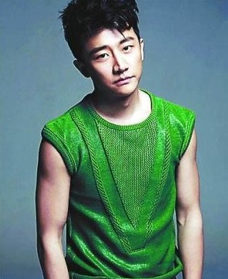 黃軒說起緋聞爆發(fā)的一剎那，語氣里還有點(diǎn)憤憤然。