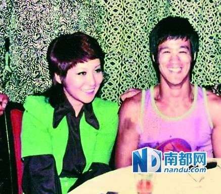 從當(dāng)時(shí)拍到的很多李小龍和丁佩一起的照片中可以看到，她和李小龍的發(fā)型是一樣的。