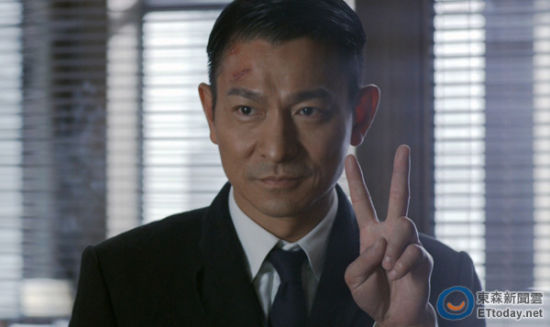 媒體爆料17年前華仔拍戲踢壞直升機(jī)。