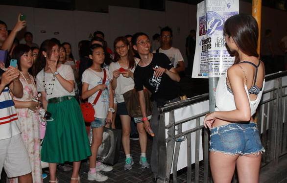 嫩模仙樂都性感著裝惹大叔圍觀，無懼與馬來西亞美女比身材。