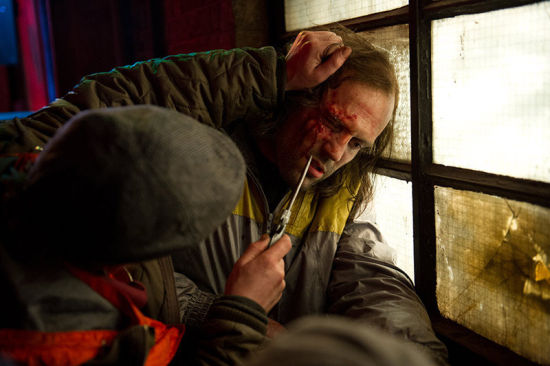 街頭圍毆，硬漢被困