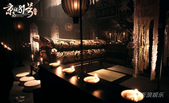 霍家為死去二少爺舉辦隆重的冥婚儀式之后，便送入靈堂。在如此幽閉的空間，活人陸蝶玉將與死者度過(guò)一晚駭人