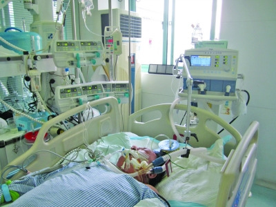 每天愛(ài)豪飲的廚師把自己喝成“牛奶血”了。