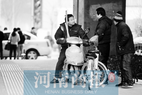 想讓農(nóng)民工安定下來，城市要給他們相應的福利待遇，還有家的感覺