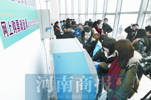 自動售票機安裝在高校內(nèi)，方便了學(xué)生購票返鄉(xiāng)