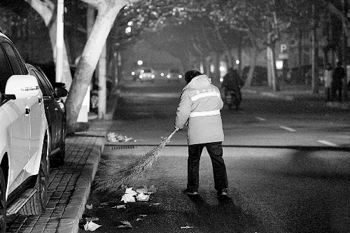 清晨六點(diǎn)，鄭州市經(jīng)七路，一名環(huán)衛(wèi)工開始了一天的工作。