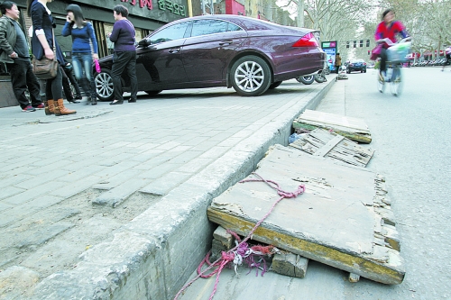 看車人制作的斜木板,引司機(jī)停車 看車人制作的斜木板,引司機(jī)停車