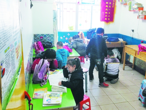 一家午托班的學(xué)生在寫(xiě)作業(yè) 一家午托班的學(xué)生在寫(xiě)作業(yè)