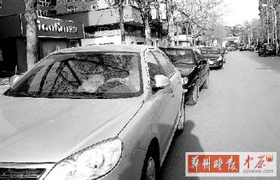 友愛路，路邊停了一排車，本來不寬的路就變得更窄了。