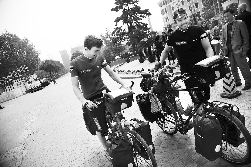 他們說，希望唇腭裂患兒能開口微笑 邱曉峰/圖