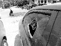 有個人晃了一圈后，寶馬、現(xiàn)代、越野的車窗都“長”出大窟窿
