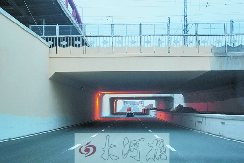 新開(kāi)通的下穿隧道車輛稀少