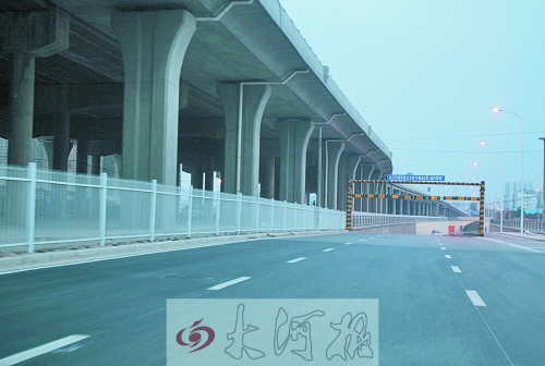 下穿隧道限高3米，不影響公交車通行。