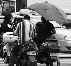 昨日，鄭州市鄭州花園路與農(nóng)業(yè)路交叉口，電動(dòng)車(chē)裝傘埋下安全隱患