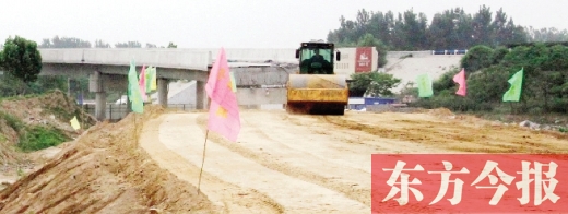 　昨日，正在施工中的鄭州市文化路與連霍高速互通式立交