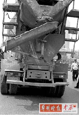 　當(dāng)時(shí)，老人就倒在水泥罐車的右后輪邊