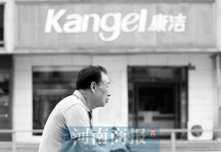 　這一切，將會(huì)給康潔公司、加盟商，乃至鄭州洗衣行業(yè)，帶來(lái)什么？ 記者 趙卓/攝