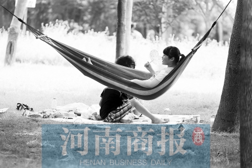 天又熱了起來，外出游玩，記得防曬哦 記者 趙卓/攝　