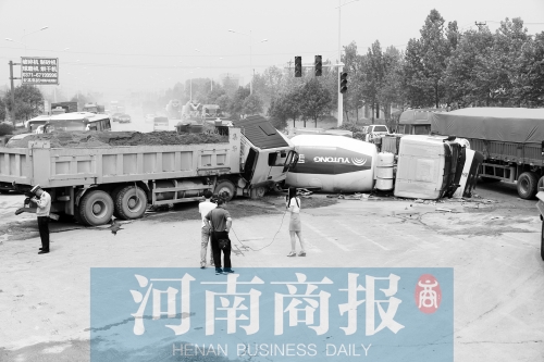 事故現(xiàn)場(chǎng)的附近居民稱，路口的紅綠燈從來(lái)沒(méi)亮過(guò)