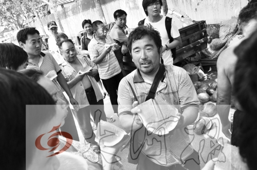 為了表示感謝，陳小立切西瓜分給大家吃。