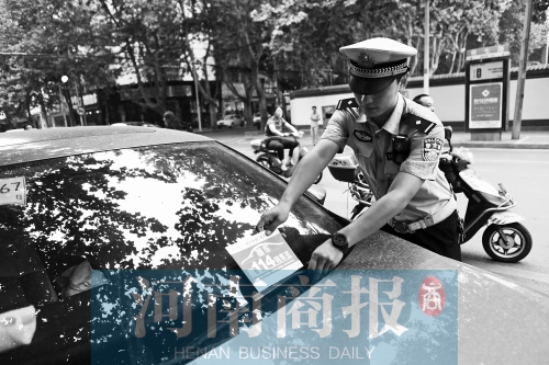 有了這張挪車卡，不會泄露隱私，別人又能方便地聯(lián)系上自己記者 邱曉峰/攝