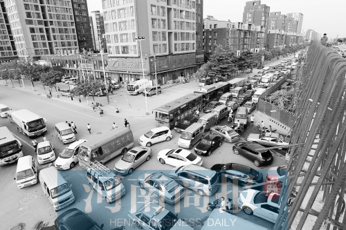 路口四個方向直行、左轉交織，車輛相互抵頭，無法正常通行