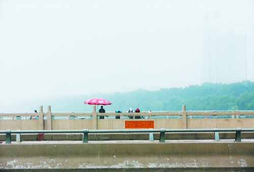 洛陽橋上看遠(yuǎn)處的建筑時(shí)隱時(shí)現(xiàn) 洛陽橋上看遠(yuǎn)處的建筑時(shí)隱時(shí)現(xiàn)