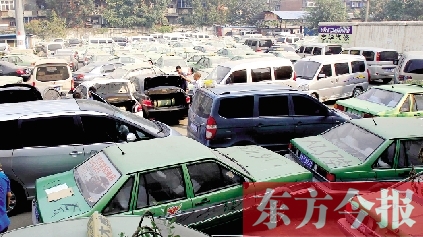 國(guó)慶期間，鄭州市客運(yùn)管理處查處的大批非法營(yíng)運(yùn)車輛