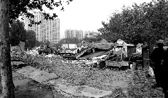 對(duì)公園選址的5.5萬多平方米的違章建筑進(jìn)行拆除。